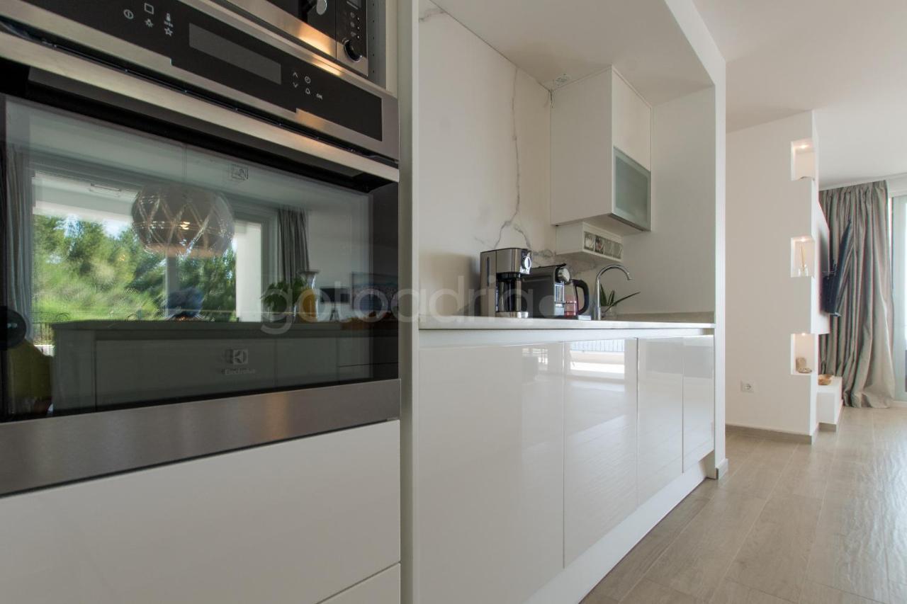 Villa Smaragd - Opal - Luxury Apt With Shared Pool And Private Hot Tub Makarska Exterior foto