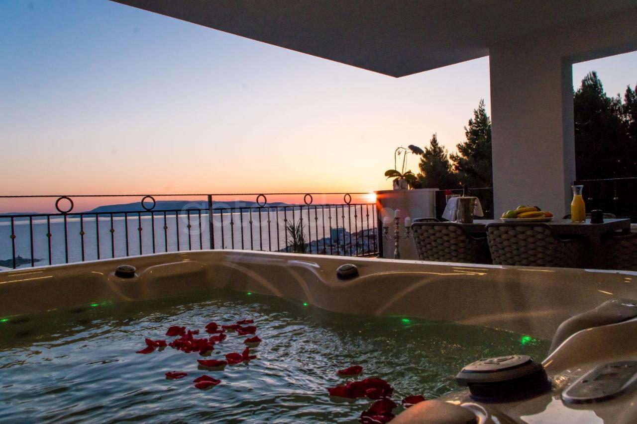 Villa Smaragd - Opal - Luxury Apt With Shared Pool And Private Hot Tub Makarska Exterior foto